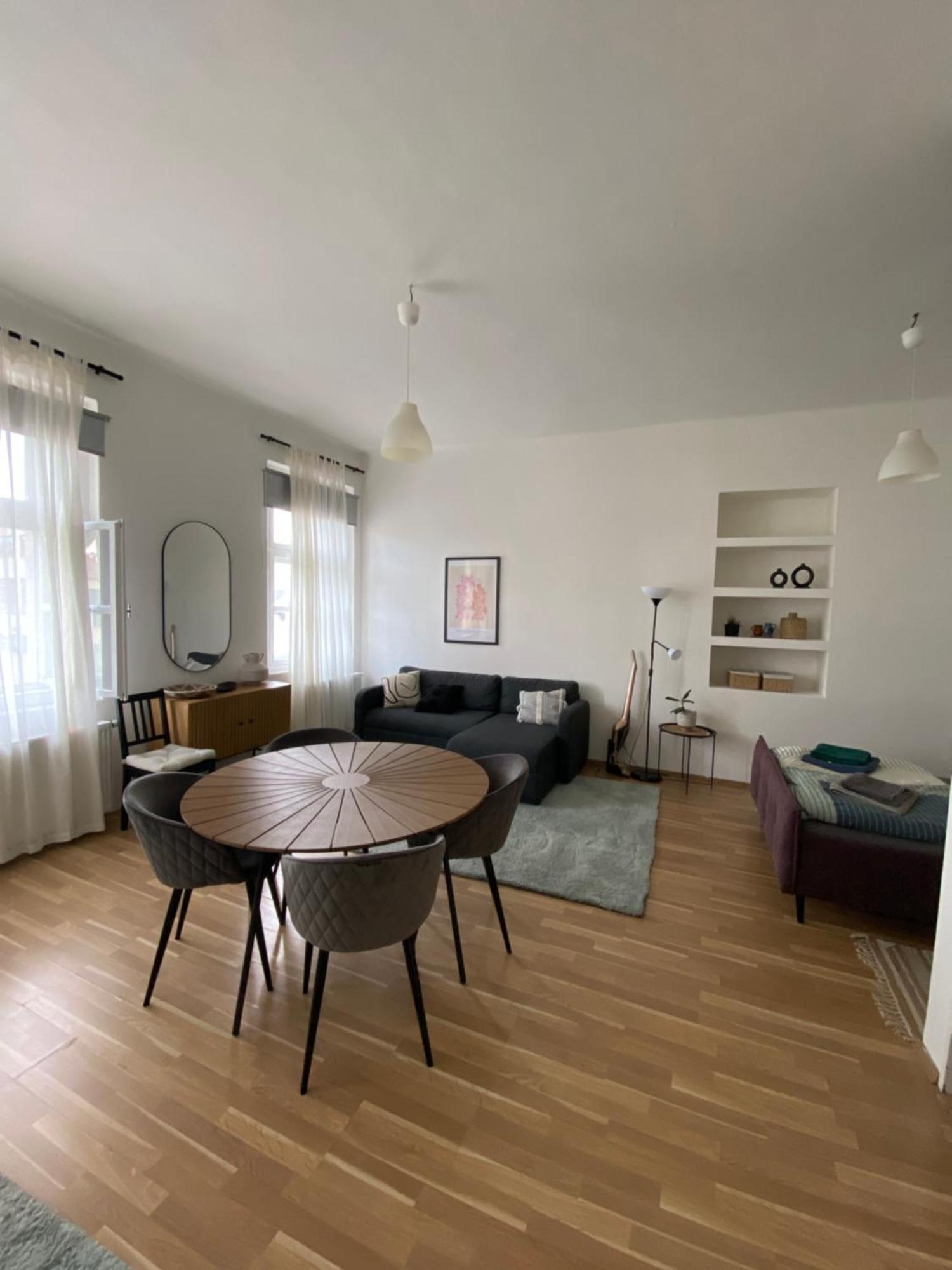 Roomy Close To Palmovka Apartamento